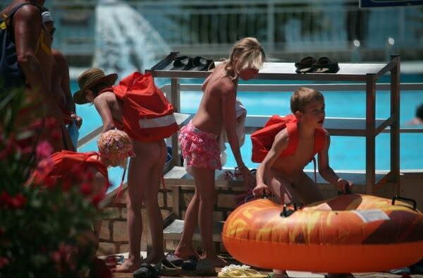Nudisten im pool foto ( FKK set 26) Nudisten im pool foto ( FKK set 26)